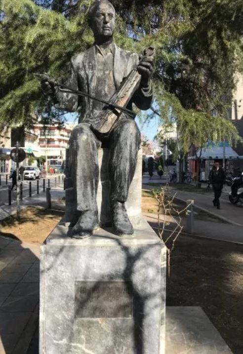 Το  άγαλμα του Πόντιου Λυράρη Γώγου Πετρίδη στην Καλαμαριά